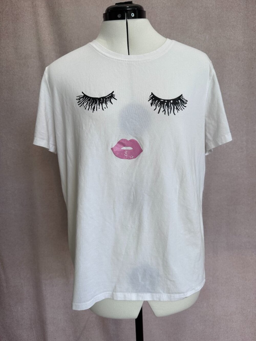 Cute Graphic Print T-Shirt with Eyelashes and Lips, Large